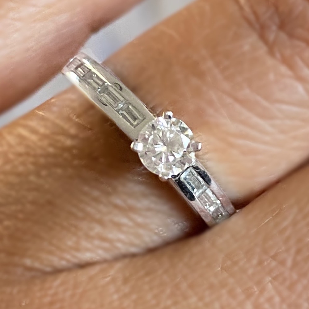 DIAMOND ENGAGEMENT RING - Picture 3 of 8